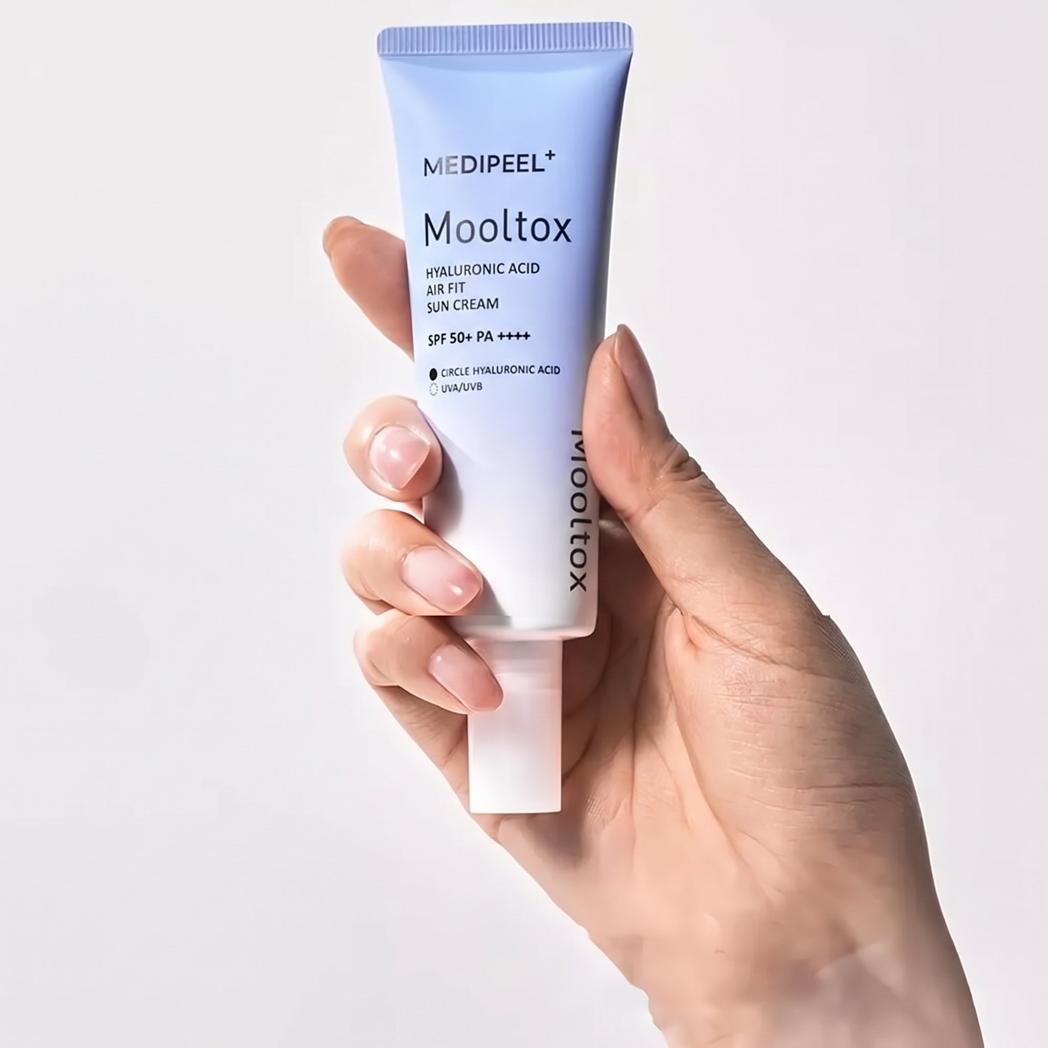 Солнцезащитный крем MEDIPEEL Mooltox Hyaluronic Acid Air Fit SPF50+ PA++++ с гиалуроновой кислотой для увлажнения и легкой УФ-защиты. 